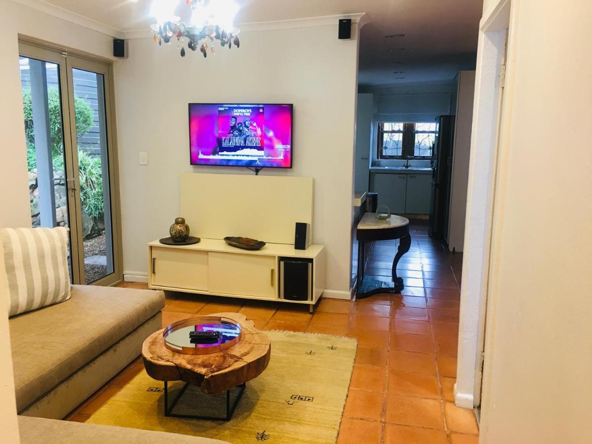 Pangsapuri 270 m² dengan 2 bilik tidur dan 2 bilik mandi peribadi di Camps Bay Cape Town Luaran gambar