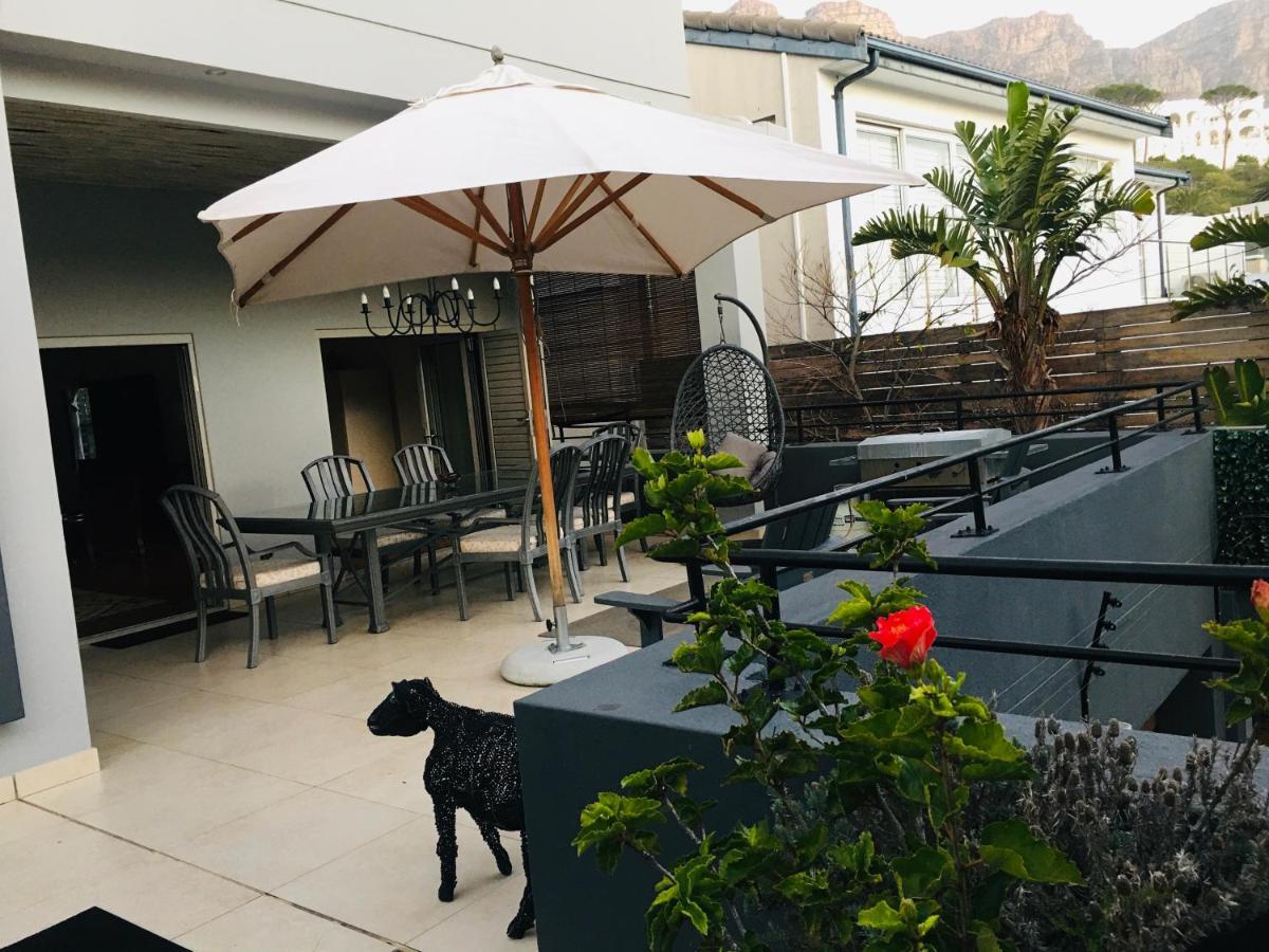 Pangsapuri 270 m² dengan 2 bilik tidur dan 2 bilik mandi peribadi di Camps Bay Cape Town Luaran gambar