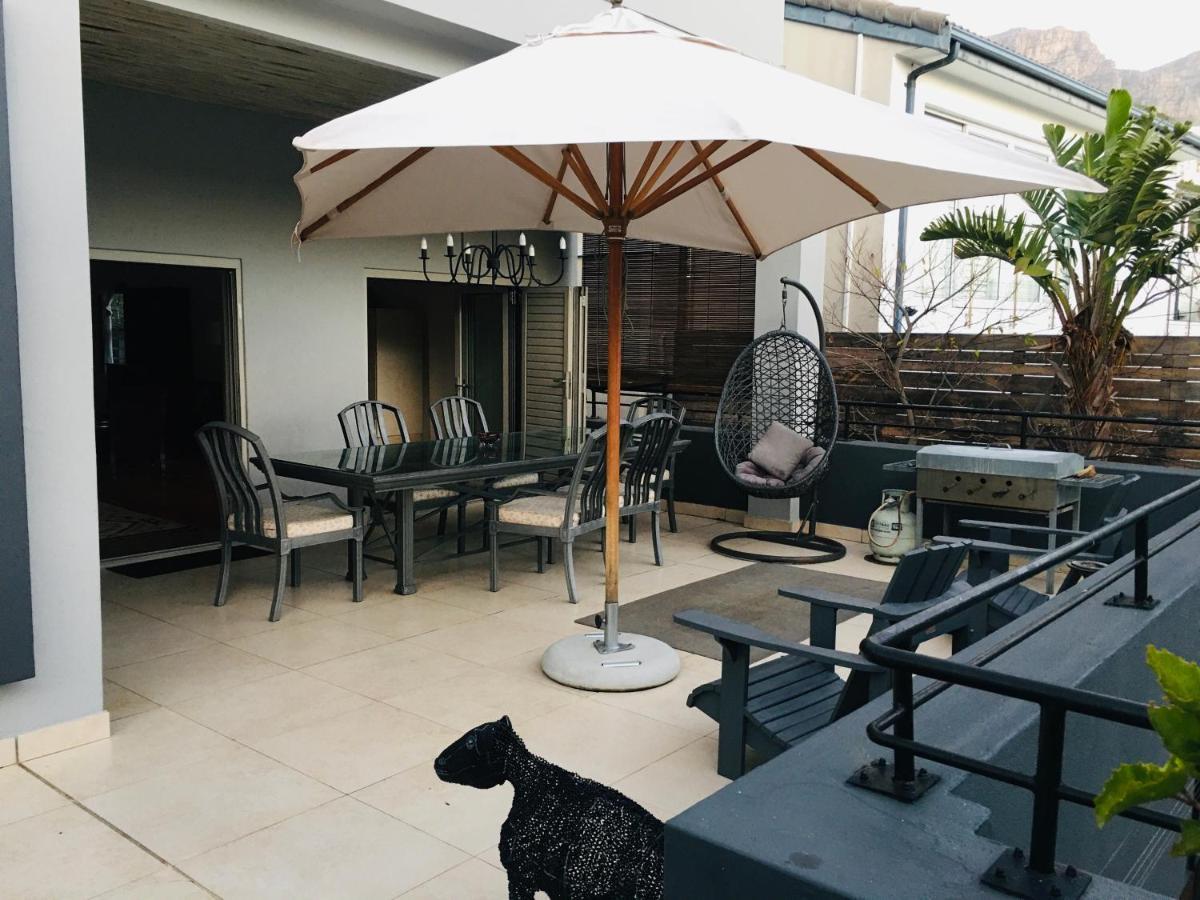 Pangsapuri 270 m² dengan 2 bilik tidur dan 2 bilik mandi peribadi di Camps Bay Cape Town Luaran gambar