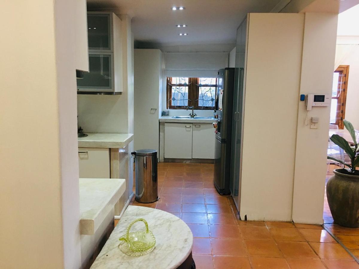 Pangsapuri 270 m² dengan 2 bilik tidur dan 2 bilik mandi peribadi di Camps Bay Cape Town Luaran gambar