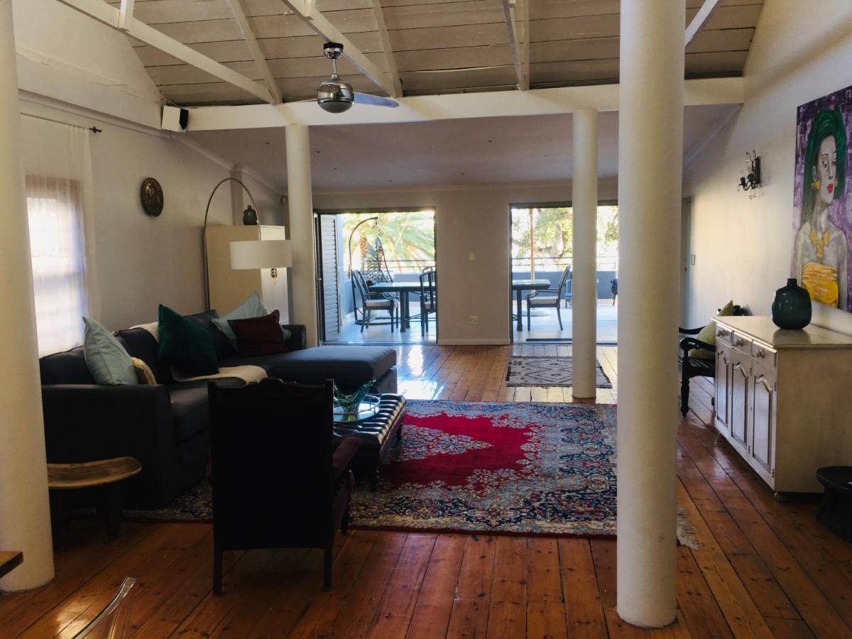 Pangsapuri 270 m² dengan 2 bilik tidur dan 2 bilik mandi peribadi di Camps Bay Cape Town Luaran gambar