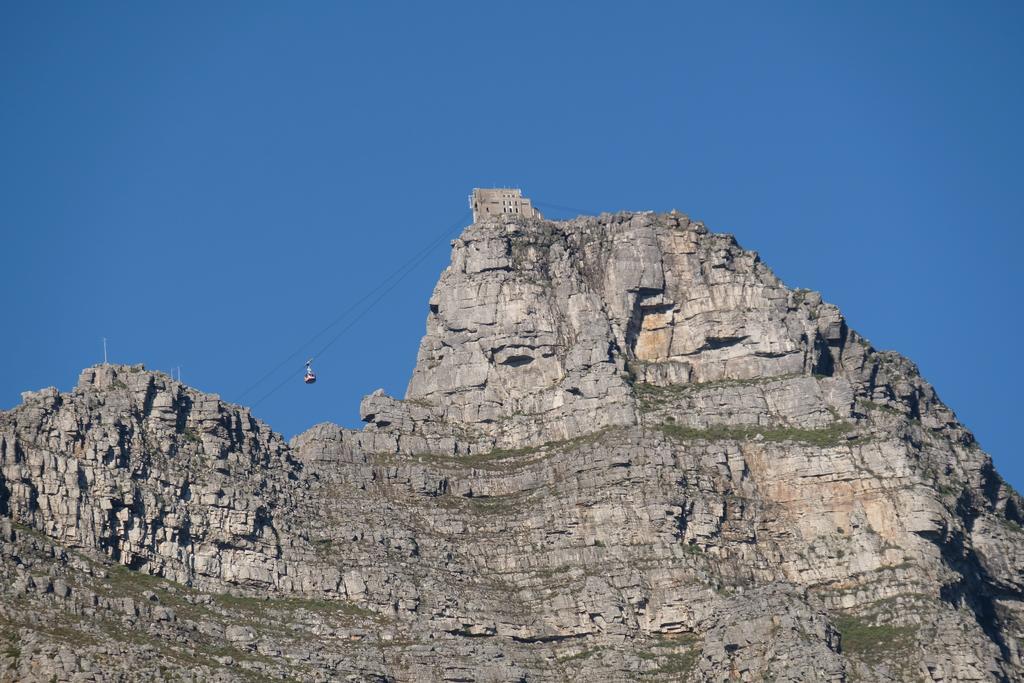 Pangsapuri 270 m² dengan 2 bilik tidur dan 2 bilik mandi peribadi di Camps Bay Cape Town Luaran gambar