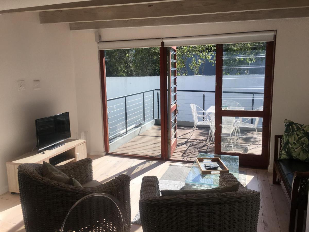 Pangsapuri 270 m² dengan 2 bilik tidur dan 2 bilik mandi peribadi di Camps Bay Cape Town Luaran gambar