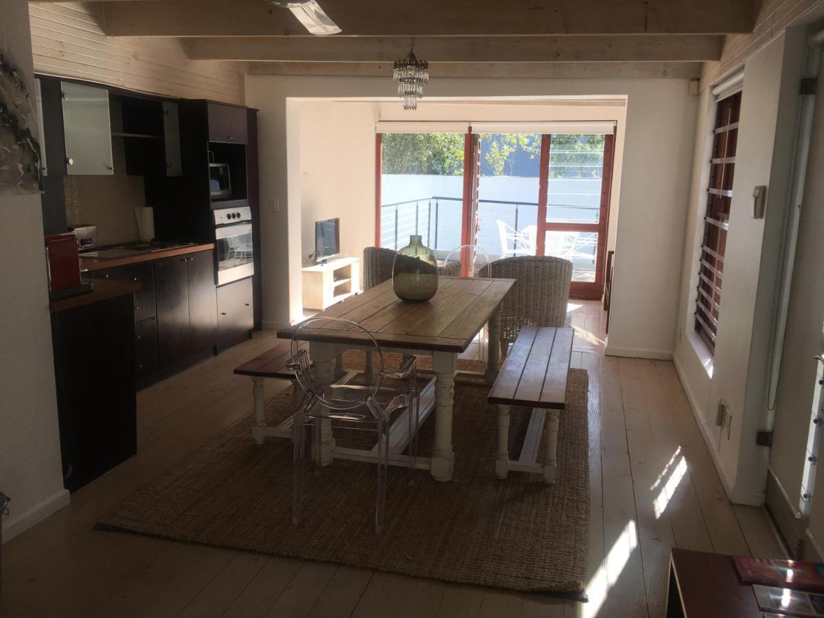 Pangsapuri 270 m² dengan 2 bilik tidur dan 2 bilik mandi peribadi di Camps Bay Cape Town Luaran gambar